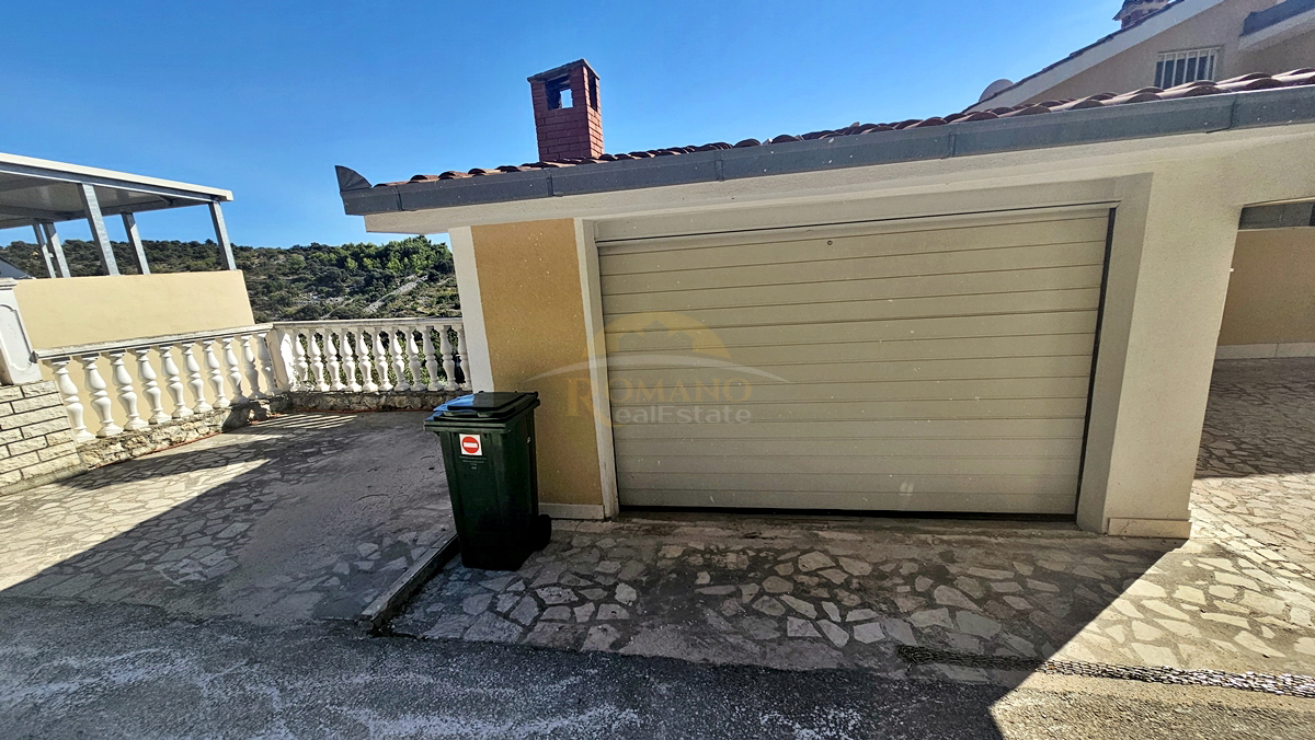 Bellissima casa dalmata a Sevid in ottima posizione con piscina e vista